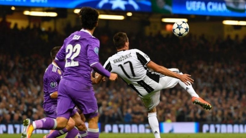 Siêu phẩm của Mandzukic là biểu tượng về kỹ thuật và tinh thần thi đấu quả cảm.